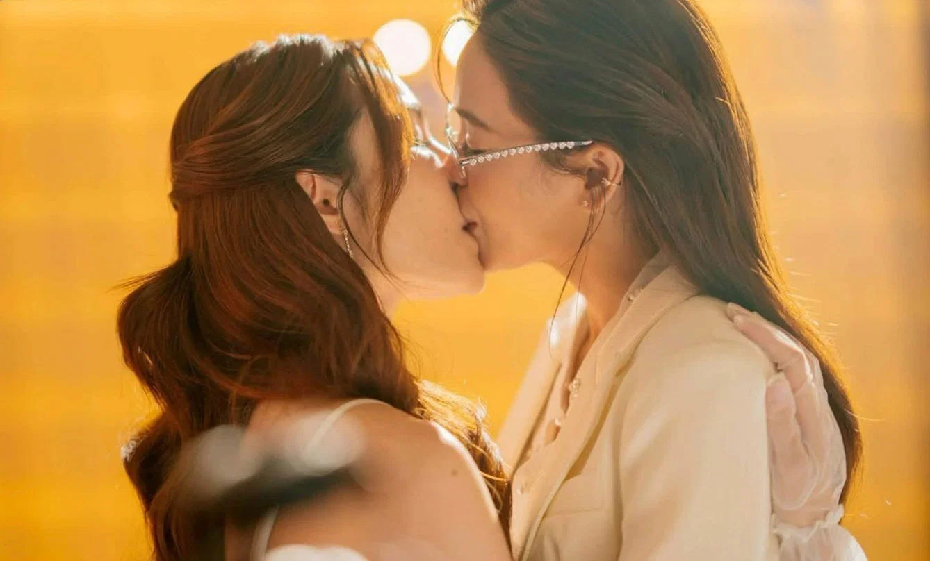 Apo y Lada besándose en una escena romántica de El Agua