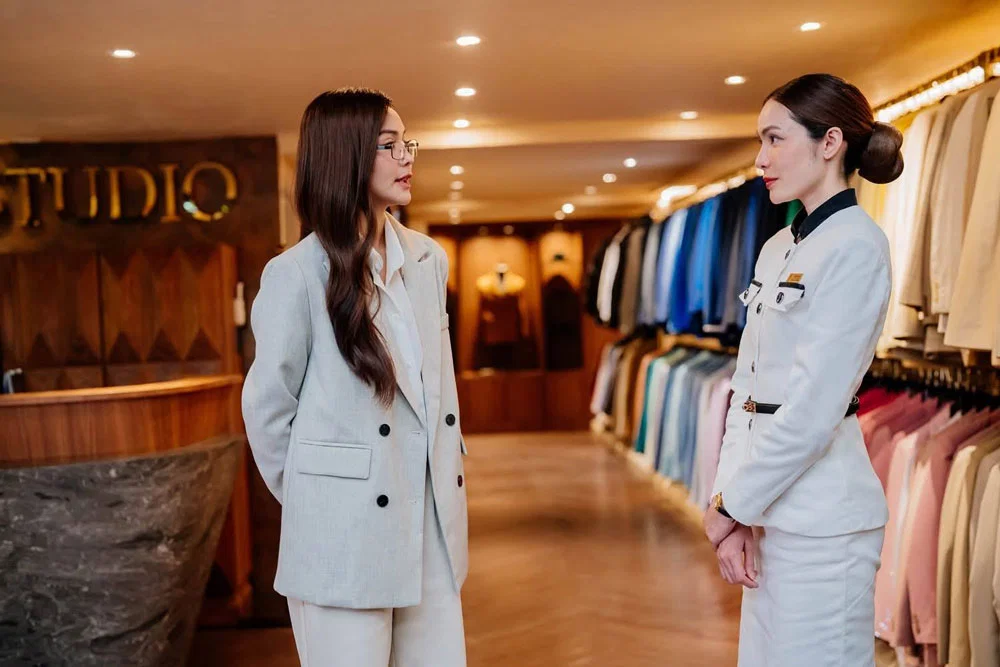 Apo y Lada en una escena de El Agua ambientada en el hotel