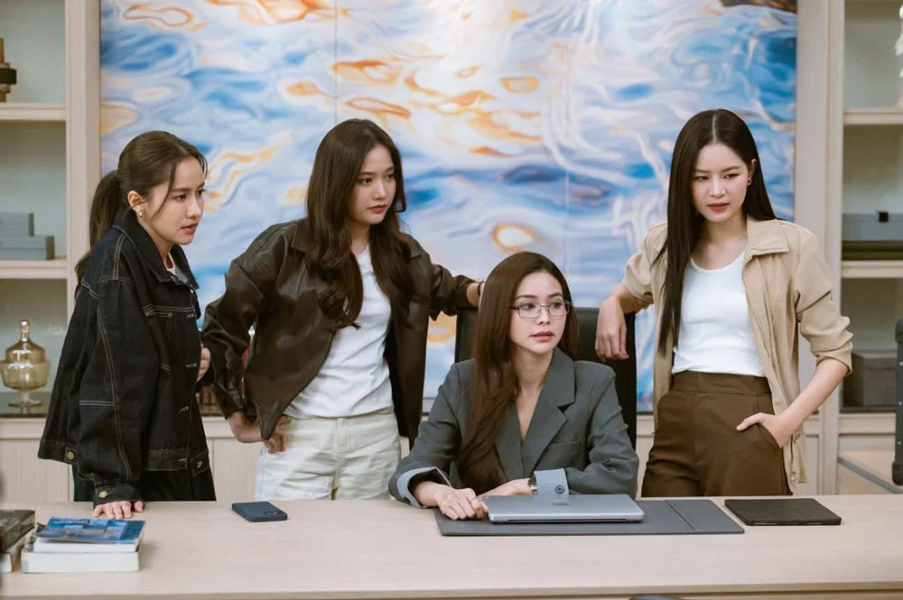 Apo rodeada de sus primas en la oficina en una escena de El Agua