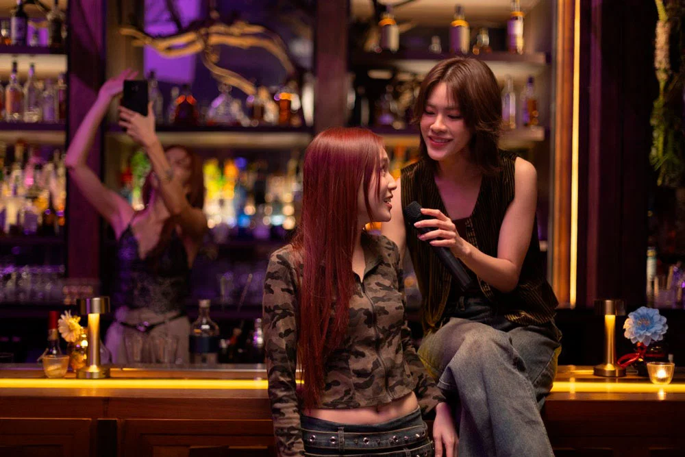 Gorya y Kris mirándose en el bar