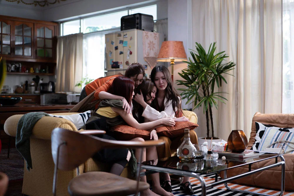 Las chicas de Girl Rules consolándo a Prim