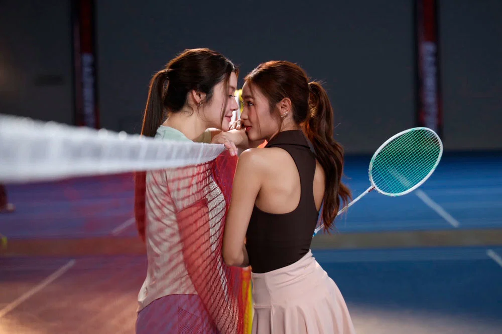 Prim y Bambi coqueteando en Girl Rules