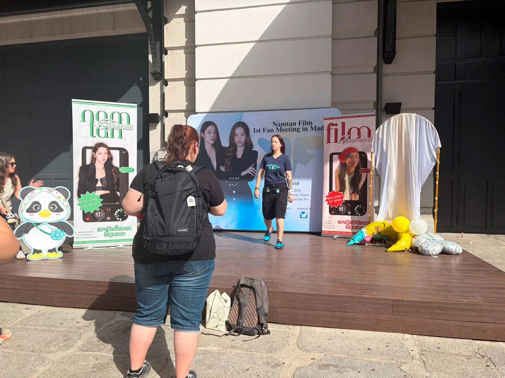 Photocall a la entrada del Namtan Film 1st Fan Meeting in Madrid con los banners de bienvenida
