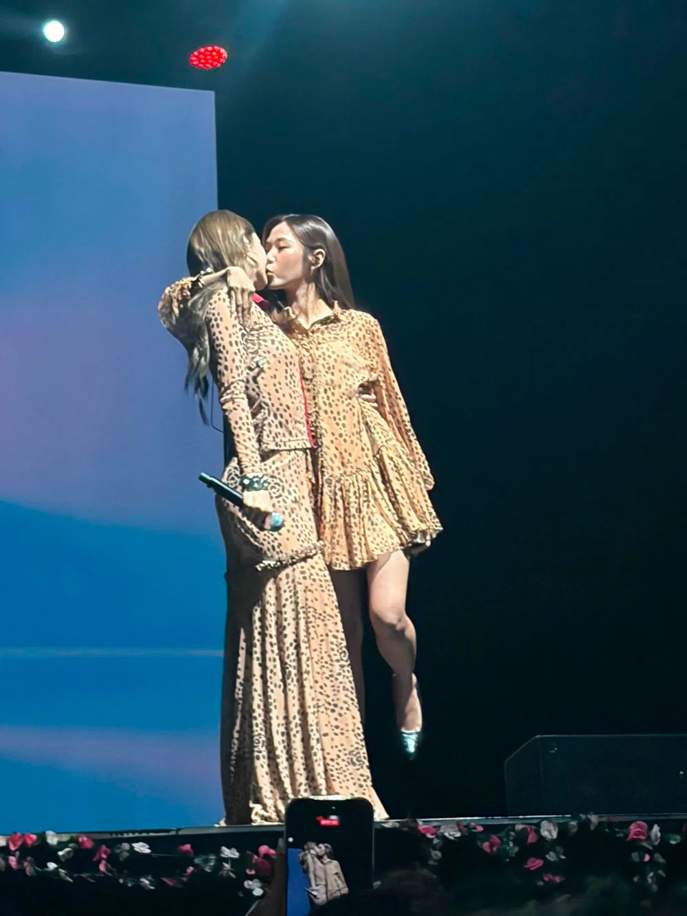 Film besa a Namtan sobre el escenario durante el fanmeeting de NamtanFilm en Madrid