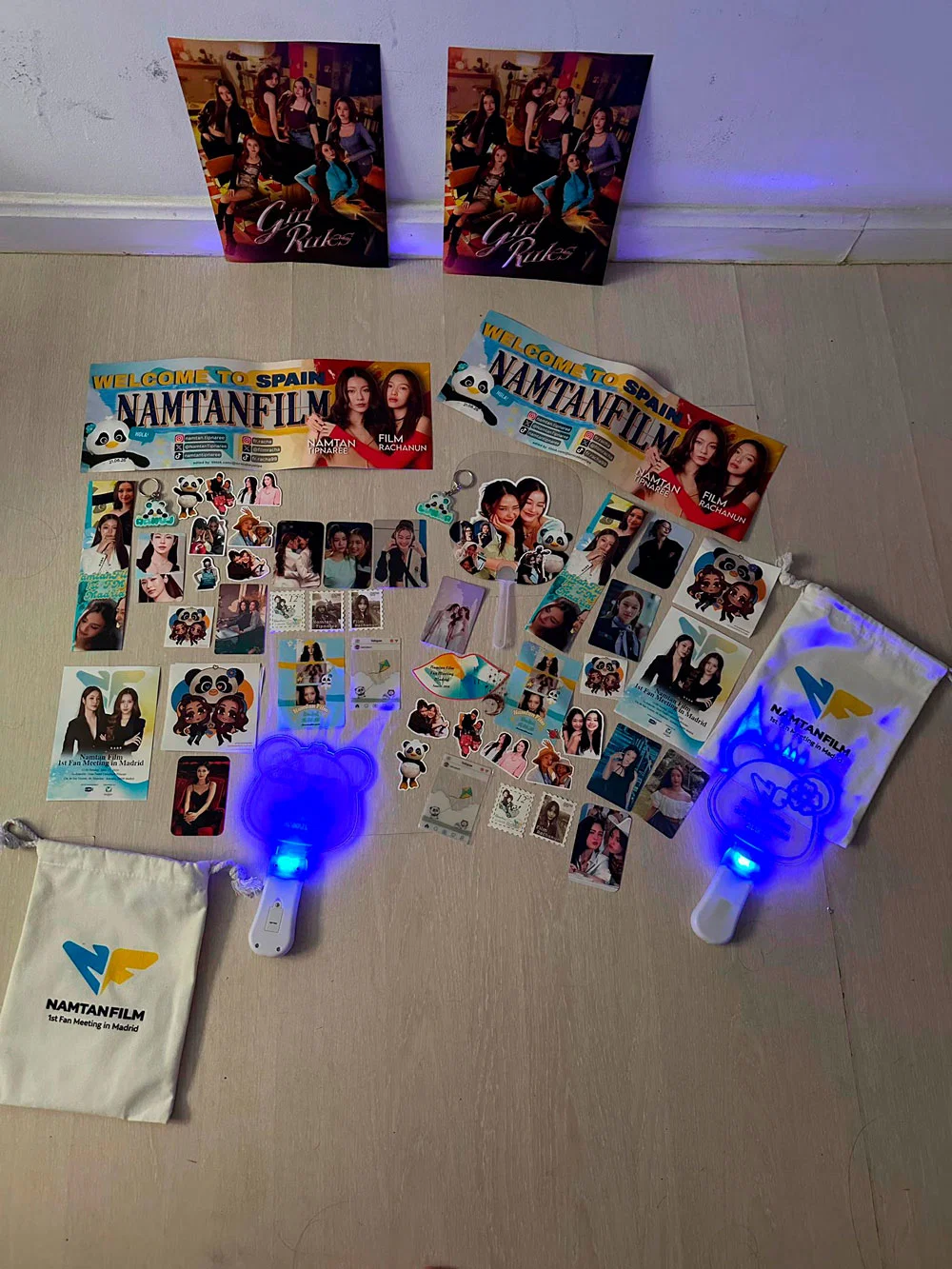 Merchandising y regalos de la fanbase en el fanmeeting de NamtanFilm en Madrid, con banners, photocards y lightsticks de Lunar