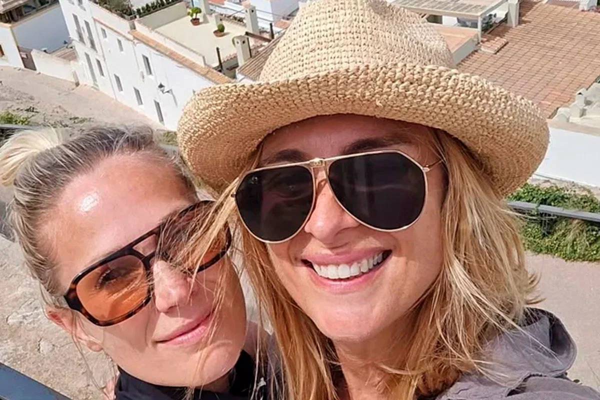 Sandra Barneda y Pascalle Paerel mirando a cámara
