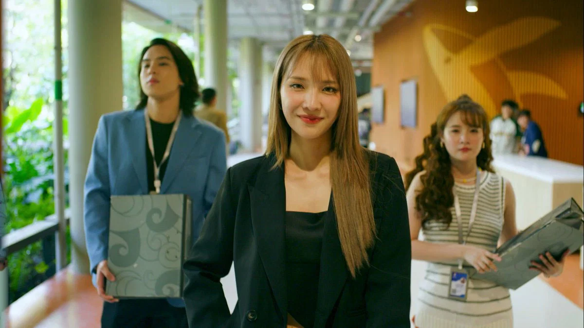 "Lal" Lallalin con su equipo de trabajo en Enemies With Benefits