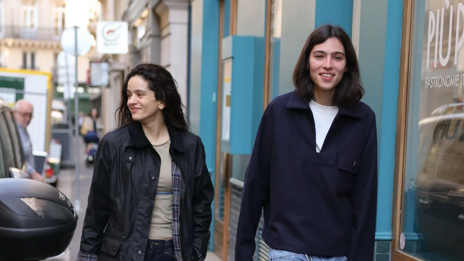 Rosalía y Loli Bahía paseando