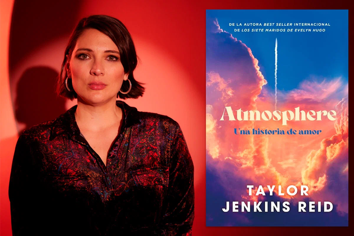 Taylor Jenkins Reid junto a la portada de Atmosphere