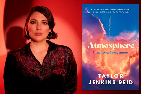Taylor Jenkins Reid junto a la portada de Atmosphere