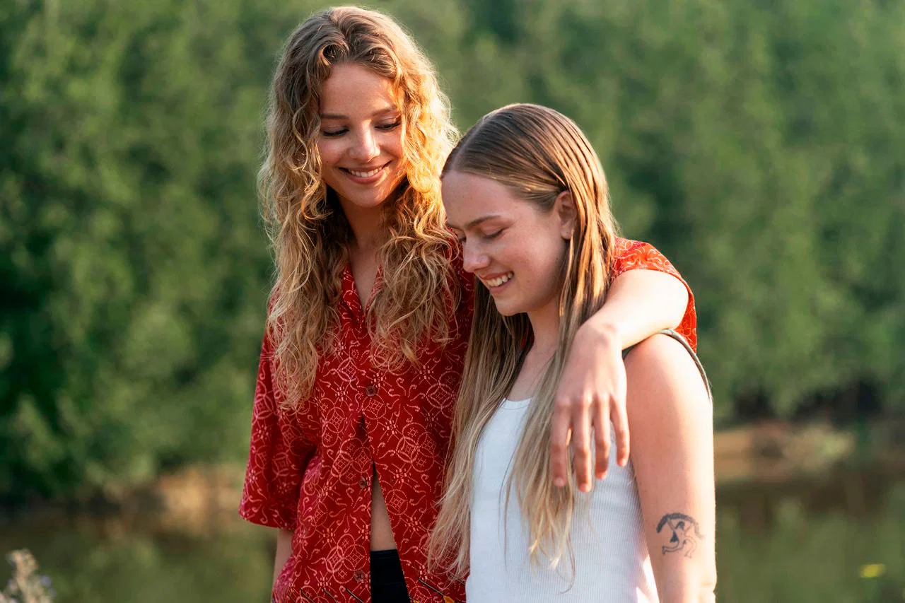 Oona y Ramona caminando juntas