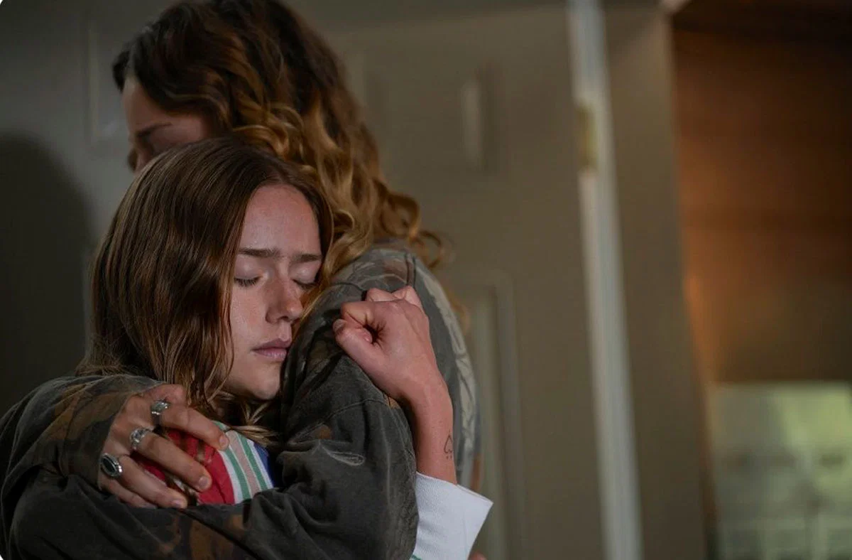 Ramona y Oona abrazadas en Sterling Point